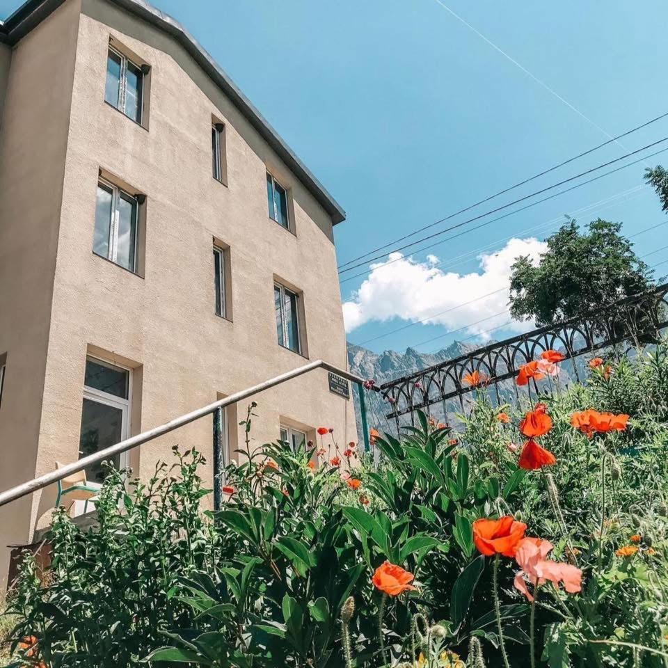 Bed and Breakfast Mountain Heart Kazbegi Esterno foto
